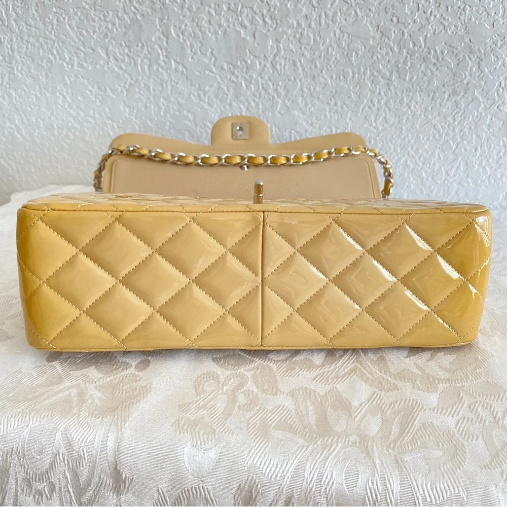 CHANEL Timeless Jumbo double flap shoulder bag in beige yellow patent le…